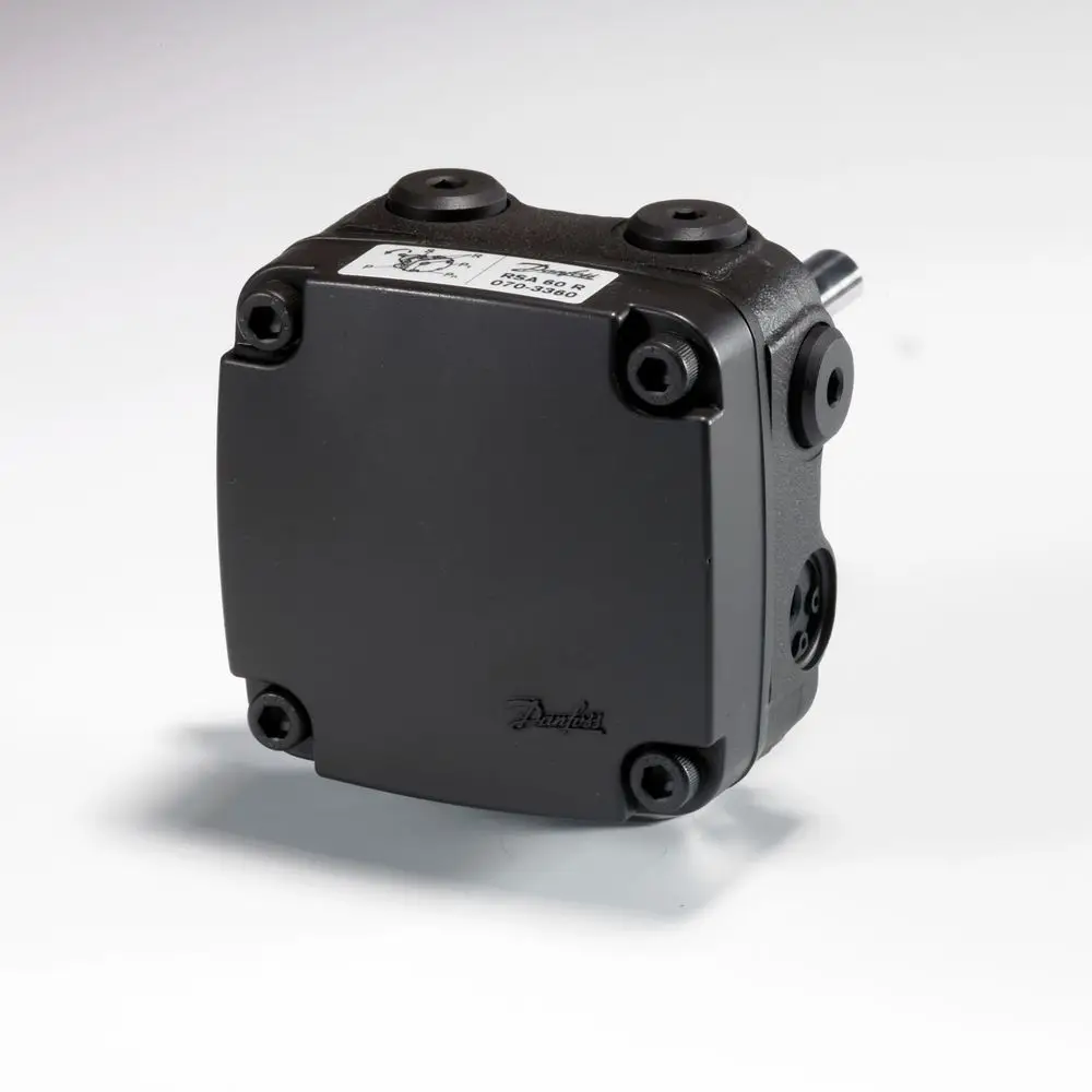 Schwarze Ölbrennerpumpe mit vier Anschlüssen an der Ober- und Unterseite, hergestellt von Danfoss, geeignet für verschiedene Heizsysteme.